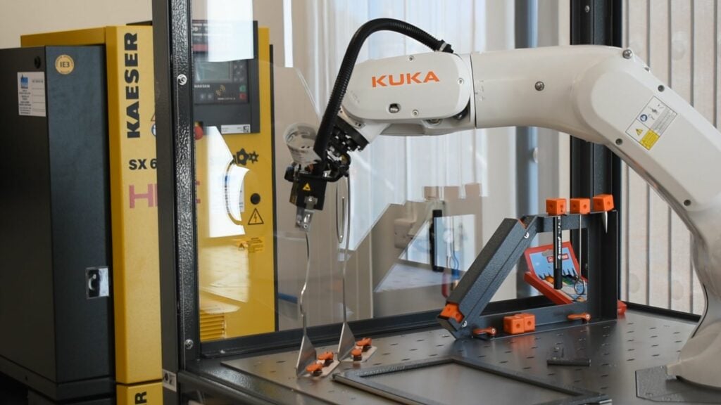Engineering robotic arm