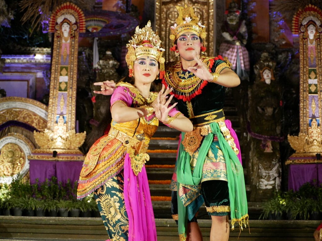 two indonesian dancers