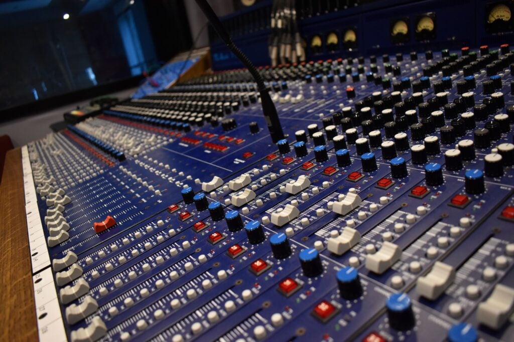 Mixing desk