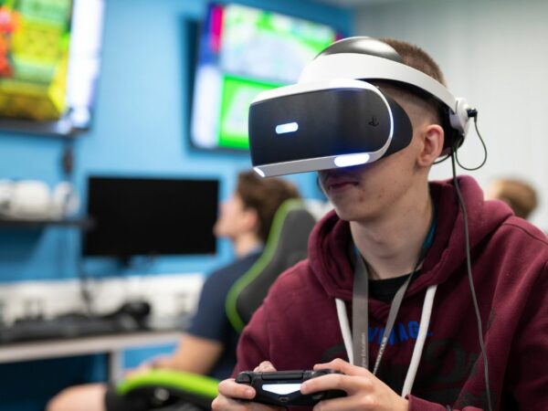 Student using VR headset in gaming lab