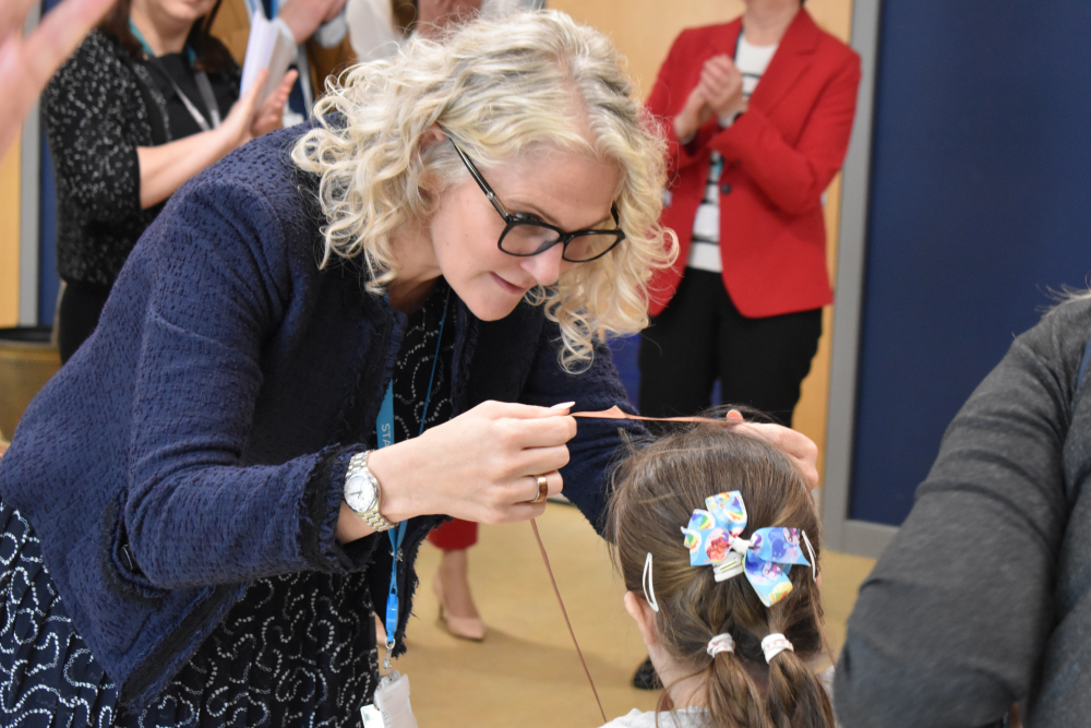 Lady placing medal on winner