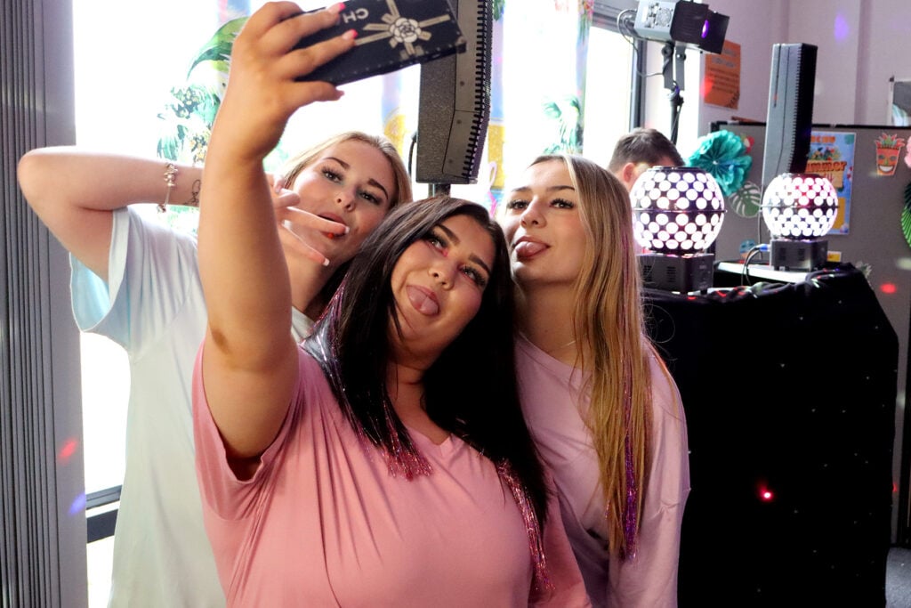 3 young women taking a selfie