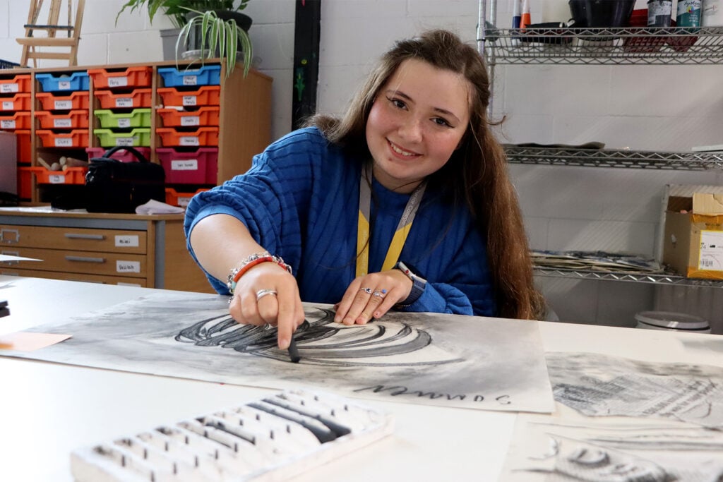 a junior college student draws a picture