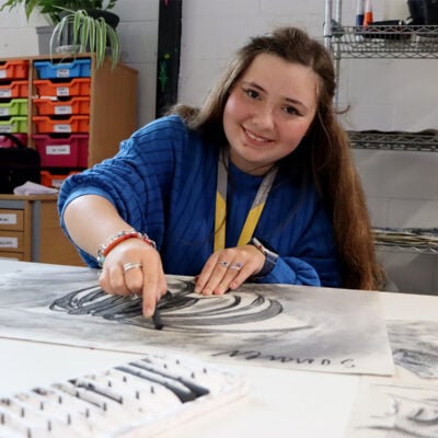 a junior college student draws a picture