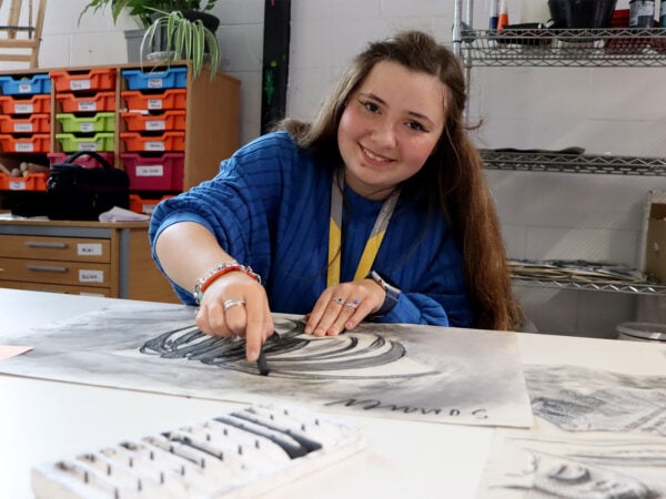 a junior college student draws a picture